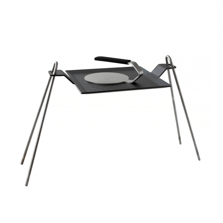 Pakke med stegebord 40x27, bålstativ og burgerpresser med neopren i gruppen hos Kockums Jernverk AB (SET0033)